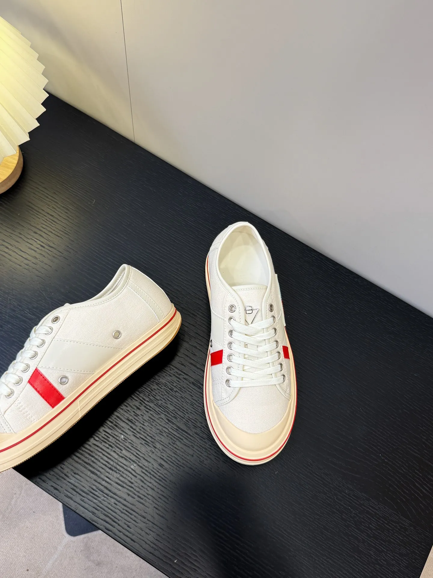 👟👟Ex-factory price 460👟👟 (Men's size +1️⃣0️⃣) BVOrbit's latest 2025 catwalk model, developed 1:1 from the original board, classic color matching elements! This is the biggest highlight of this shoe, eye-catching but not exaggerated design, super cool for daily use, super versatile whether paired with pants, sweaters or skirts, looks good no matter how you wear it, the more you look at it, the more you like it ❗️ Outsole: Original outsole color: 5 colors code number: female 35-40 male 39-44